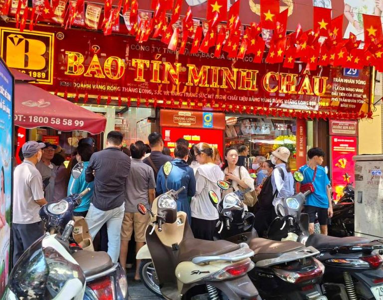 Diễn Biến Người Dân Đổ Xô Mua/Bán Vàng Giữa Lúc Giá Giảm Mạnh Cuối Tuần